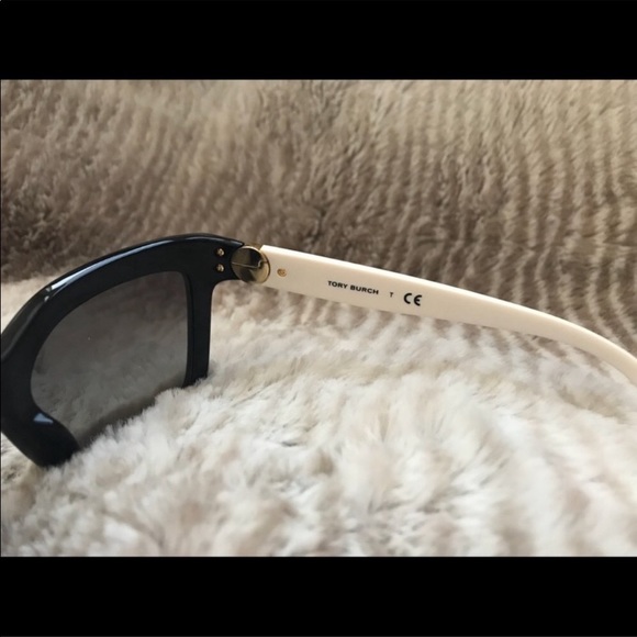 🕶NEW TORY BURCH SUNGLASSES 🕶 &CASE - Picture 4 of 10
